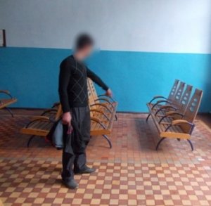 На вокзале в Крыму избили и ограбили старика