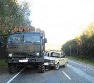 На трассе в Крыму водитель-пенсионер погиб в столкновении с грузовиком