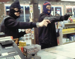 Двое неизвестных с пистолетом ограбили магазин в Севастополе
