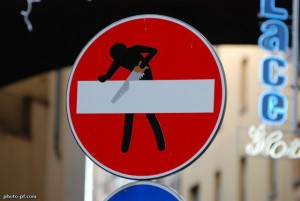 В Ялте демонтируют знаки, не связанные с дорожным движением
