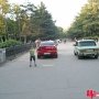 Автовладельцы паркуют машины у Вечного огня в Столице Крыма