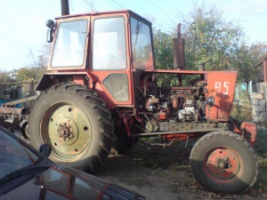В крымском селе легковушка влетела в трактор