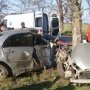 В востоке Крыма автомобиль врезался в дерево