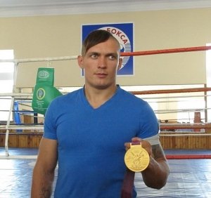 Олимпийский чемпион из Симферополя победил в первом бою в профессиональном боксе