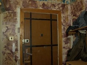 Несколько симферопольских семей, живущих в микрорайоне Маршала Жукова, жалуются на плачевное состояние своих квартир