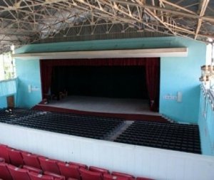 Суд запретил горсовету Феодосии отбирать кинозал у Минобороны