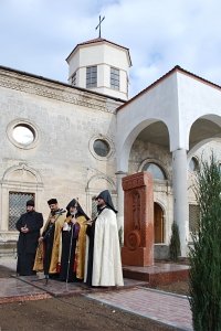 В армянской церкви Евпатории торжественно открыли хачкар