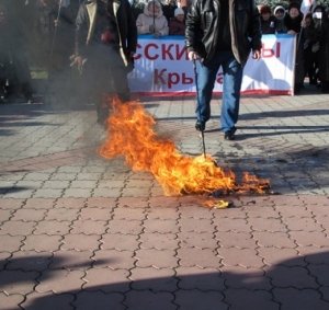 «Евромайдан-Крым» отказал русским организациям в цивилизованности из-за сожжения флага ЕС