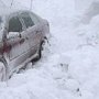 На Ай-Петри в снегу застрял автомобиль