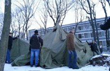 Прибывшие в Киев крымчане разбили лагерь в парке