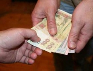Крымский экоинспектор попался на получении 2 тыс. гривен. взятки