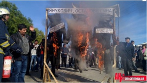 Крымчанам, сжигавшим «чиновников» на трассе, вернули землю. Янукович-младший наконтролировал?