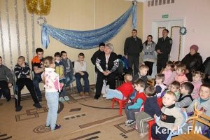Сотрудники керченской колонии поздравили детей из детского дома