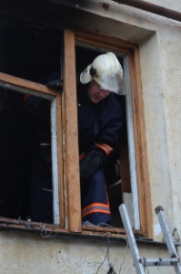 Севастопольским пожарным пришлось тушить хламовник
