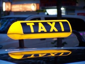 Таксистов Керчи просят зарегистрироваться предпринимателями