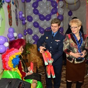 Крымские правоохранители поздравили ребят из подшефного детского дома с Новым Годом