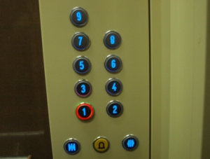В одном из домов крымской столицы установили новый лифт