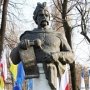 Крымские депутаты и чиновники возложили цветы к памятнику Хмельницкого под партийными флагами