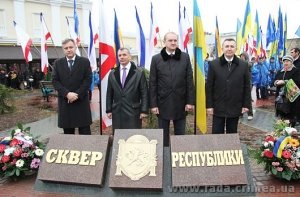 В Столице Крыма торжественно открыт памятный знак «Сквер Республики»