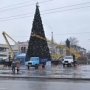 В Столице Крыма разбирают новогодние елки