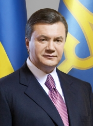 Янукович принял отставку Азарова и Кабмина