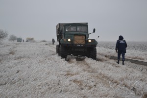 В Крыму на скользких дорогах застряло больше двух десятков авто: 19 человек спасены