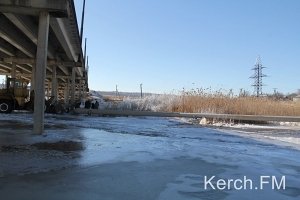 В Керчи в лютый мороз устраняют большой порыв водовода
