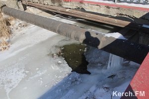 Вода из трубы на улицу Кирова стекает в реку Мелек-Чесме
