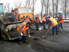 В Столице Крыма приступили к латанию дорог