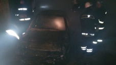 В Севастополе огонь уничтожил машину в гараже