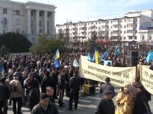 Митинг собрал несколько тыс. человек на центральной площади крымской столицы