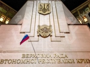 Российский флаг убран с фасада парламента Крыма