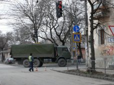 По Симферополю разъезжают военные машины