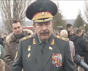 Экс-министр обороны Украины Кузьмук приехал успокаивать военных в Перевальном