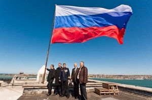 Над Севастополем реет государственный флаг России