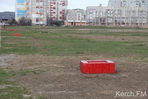 В Керчи на ул. Ворошилова устанавливают столики для отдыха