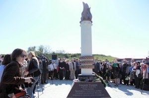 В Севастополе открыли памятную «Свечу» героям спасшим детей