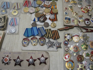 Крымские правоохранители накануне 9 мая вернули ветерану украденные награды