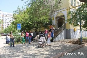 В Керчи женщины третий день стоят за детскими пособиями