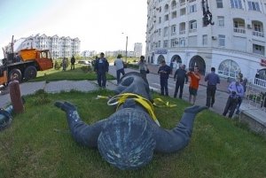 Демонтированные в Севастополе украинские памятники передали Харькову