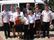 В Столице Крыма многодетной семье подарили автобус