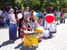 В Севастополе состоялся парад колясок