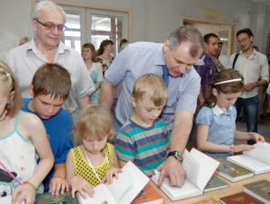 Константинов презентовал учащимся гимназии «Сто книг президента»