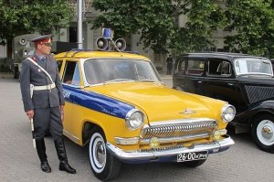 В свой профессиональный праздник сотрудники ГИБДД Севастополя пригласили горожан и гостей города на выставку ретро-автомобилей