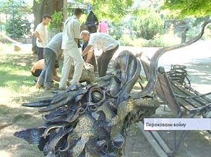 Война и мир – два противоположных понятия совместила в себе новая скульптура в Симферопольском сквере Дыбенко