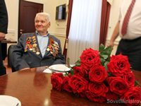 Михаил Шеремет вручил ветерану ВОВ утерянные награды