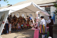 В пункте временного размещения граждан Украины спасатели организовали театральный праздник для детей и взрослых
