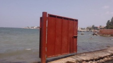 Арендатора заставили убрать ворота на пляже в Ялте
