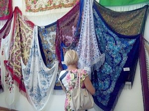 В Севастополе проходит выставка русских шалей