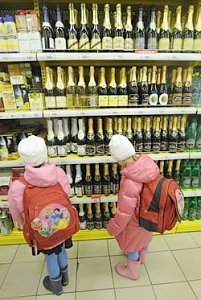 Сотрудники по делам несовершеннолетних и участковые уполномоченные УМВД России по г. Севастополю провели следующий рейд по выявлению точек, реализующих алкогольную продукцию несовершеннолетним